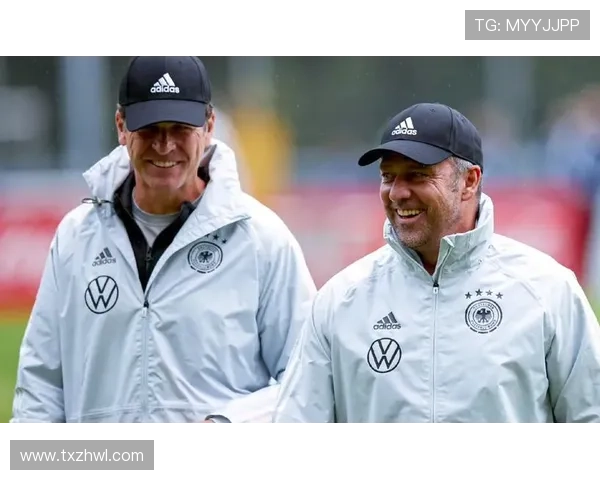 弗里克和教练组合影，共同庆祝八月最佳教练这一荣誉